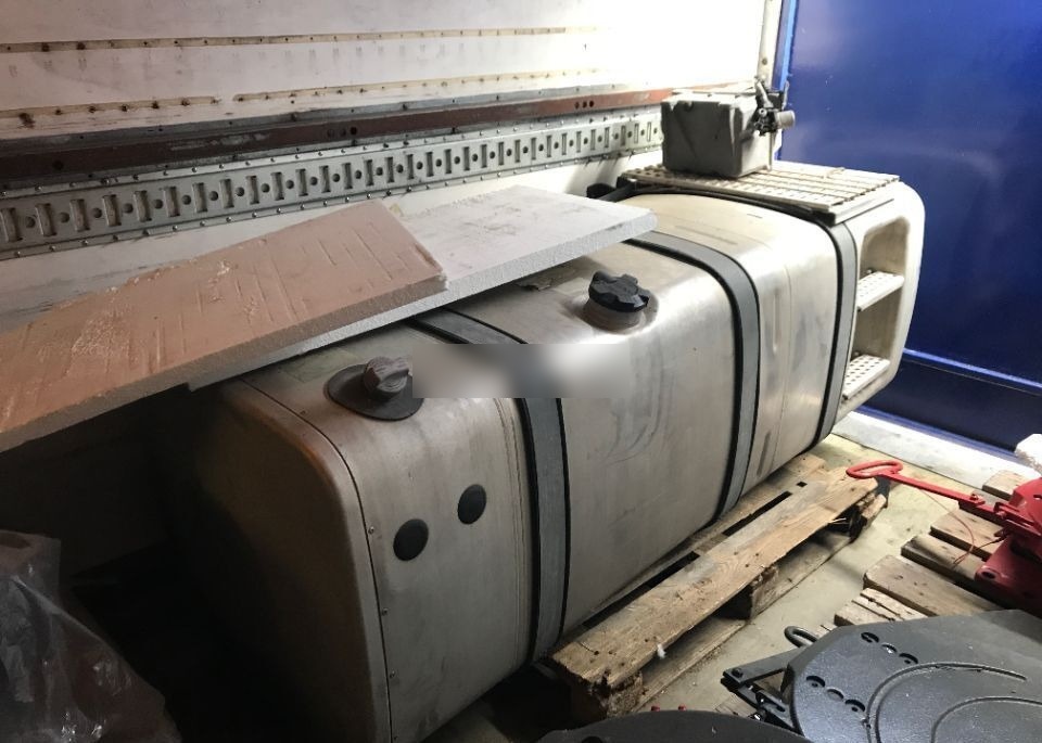 Rezervor tir camion second hand din dezmembrari - Depósito de combustible para Camión: foto 2 Rezervor tir camion second hand din dezmembrari - Depósito de combustible para Camión: foto 2