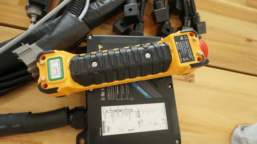 Monoblock hydraulic valve Galtech 3 sections 60 l/min 15 gpm 12 V + Remote radio Palfinger, Hiab, Fassi - Maquinaria de construcción: foto 5 Monoblock hydraulic valve Galtech 3 sections 60 l/min 15 gpm 12 V + Remote radio Palfinger, Hiab, Fassi - Maquinaria de construcción: foto 5