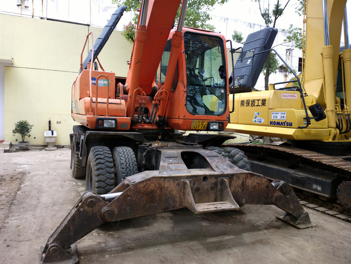 Excavadora de ruedas Doosan 210-7: foto 1