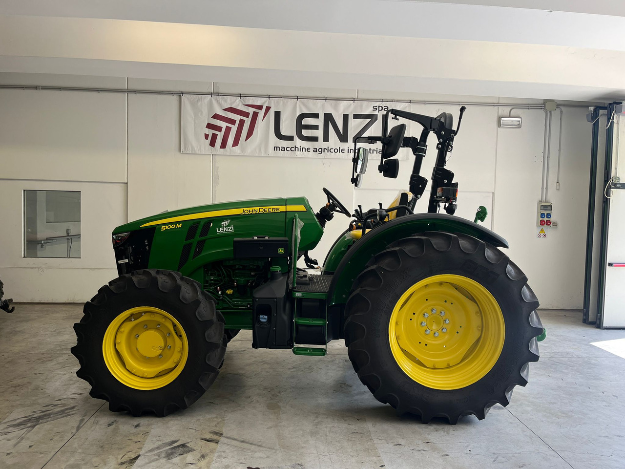 TRATTORE JOHN DEERE 5100 M - Tractor: foto 1 TRATTORE JOHN DEERE 5100 M - Tractor: foto 1
