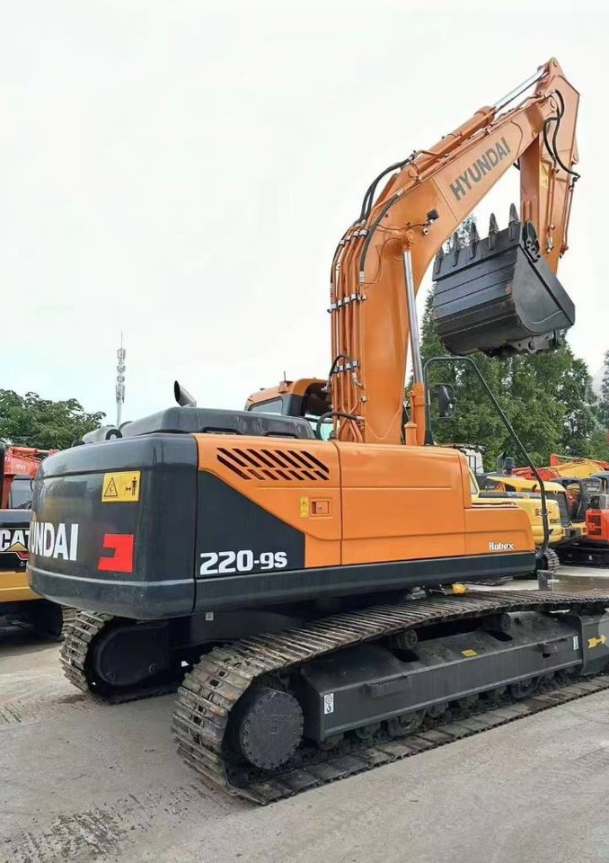 Hyundai 220 - Excavadora de cadenas: foto 1 Hyundai 220 - Excavadora de cadenas: foto 1