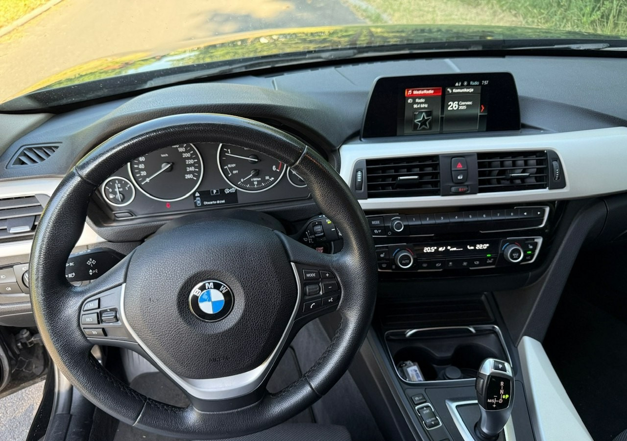 Coche familiar BMW SERIA 3 V (F30/F31/F34) BMW SERIA 3 318d 150KM Automat SportLine*AdaptiveLed*Navi*Półskóra*SerwisBMW* FV: foto 13