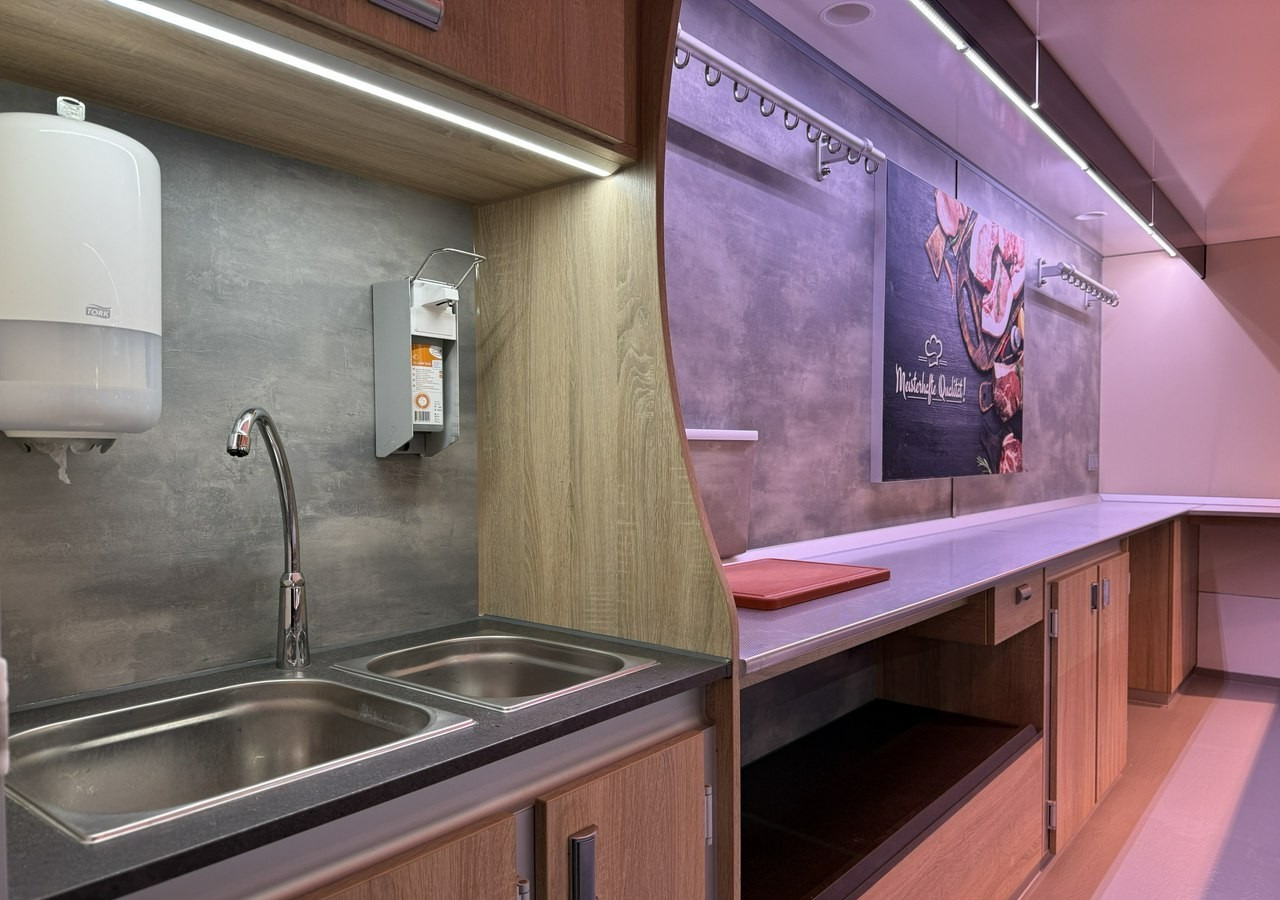 Fiat Ducato Autosklep wędlin Gastronomiczna food truck foodtruck sklep Borco 202 - Camión tienda: foto 4 Fiat Ducato Autosklep wędlin Gastronomiczna food truck foodtruck sklep Borco 202 - Camión tienda: foto 4