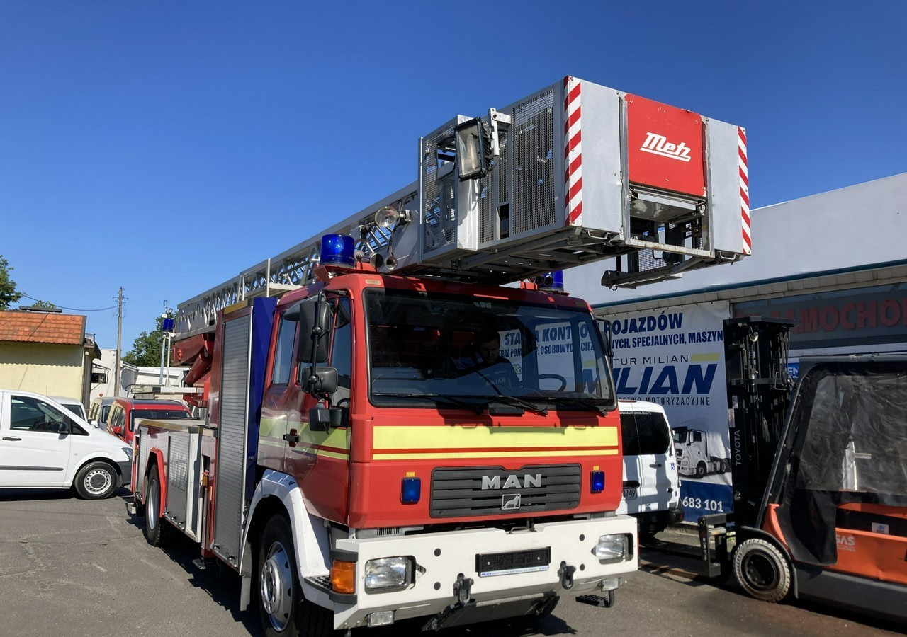 MAN L 2000 MAN 15,280 Straż pożarna drabina Strażacka zwyżka 32m Metz Model 20 - Camión de bomberos: foto 1 MAN L 2000 MAN 15,280 Straż pożarna drabina Strażacka zwyżka 32m Metz Model 20 - Camión de bomberos: foto 1