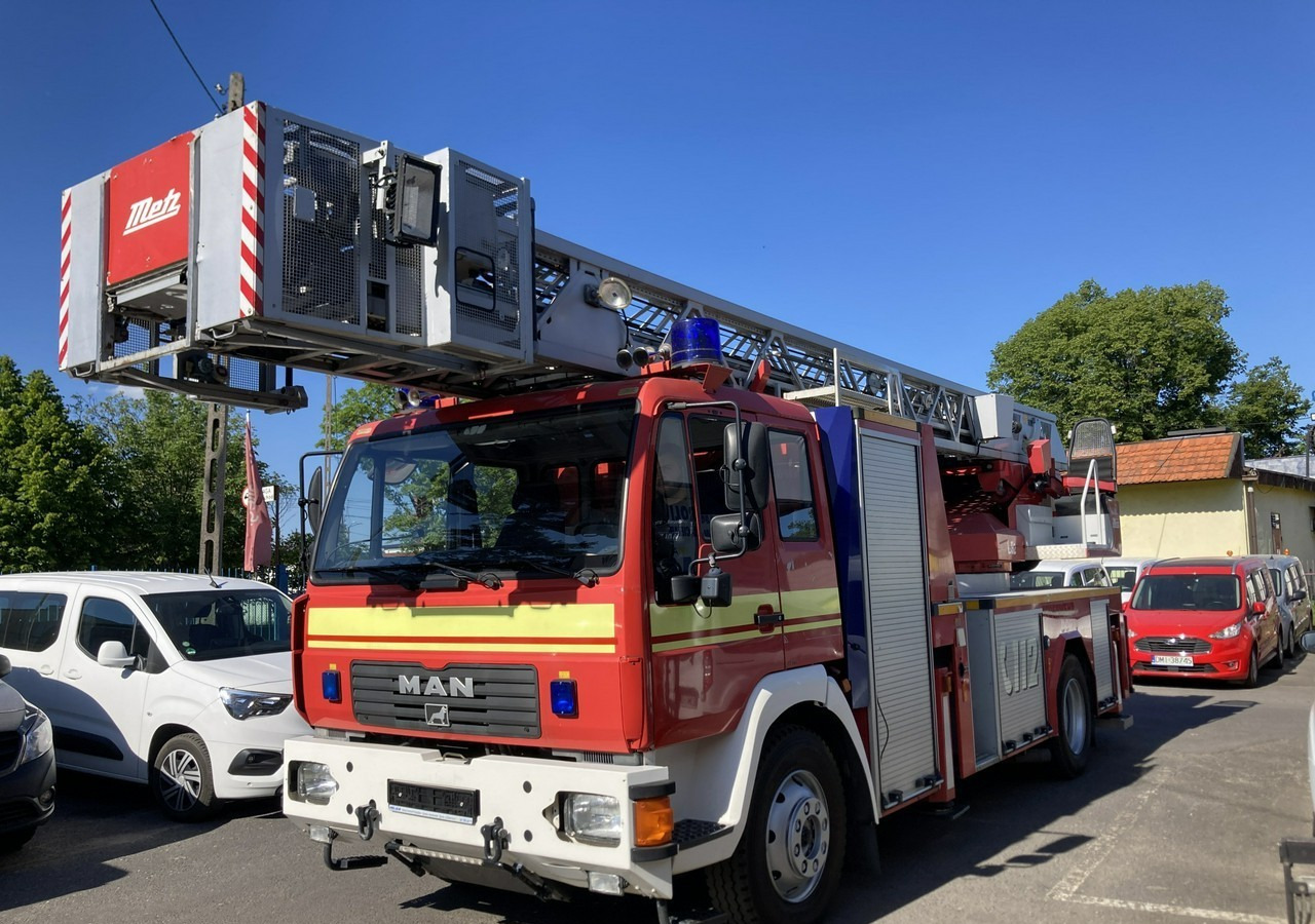MAN L 2000 MAN 15,280 Straż pożarna drabina Strażacka zwyżka 32m Metz Model 20 - Camión de bomberos: foto 2 MAN L 2000 MAN 15,280 Straż pożarna drabina Strażacka zwyżka 32m Metz Model 20 - Camión de bomberos: foto 2