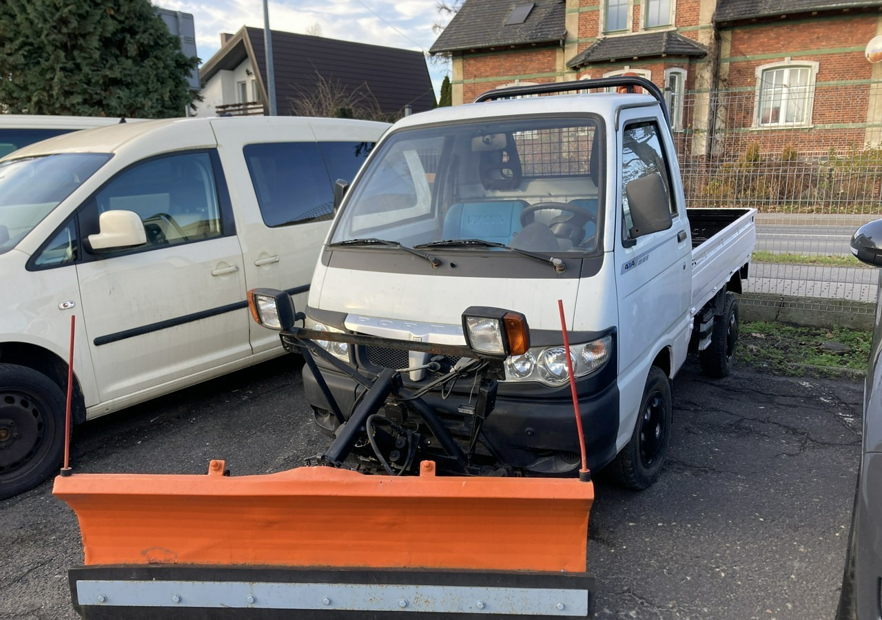 Piaggio Piaggio Porter 4X4 Skrzynia odśnieżarka Pług 2011 - Máquina quitanieve: foto 1 Piaggio Piaggio Porter 4X4 Skrzynia odśnieżarka Pług 2011 - Máquina quitanieve: foto 1
