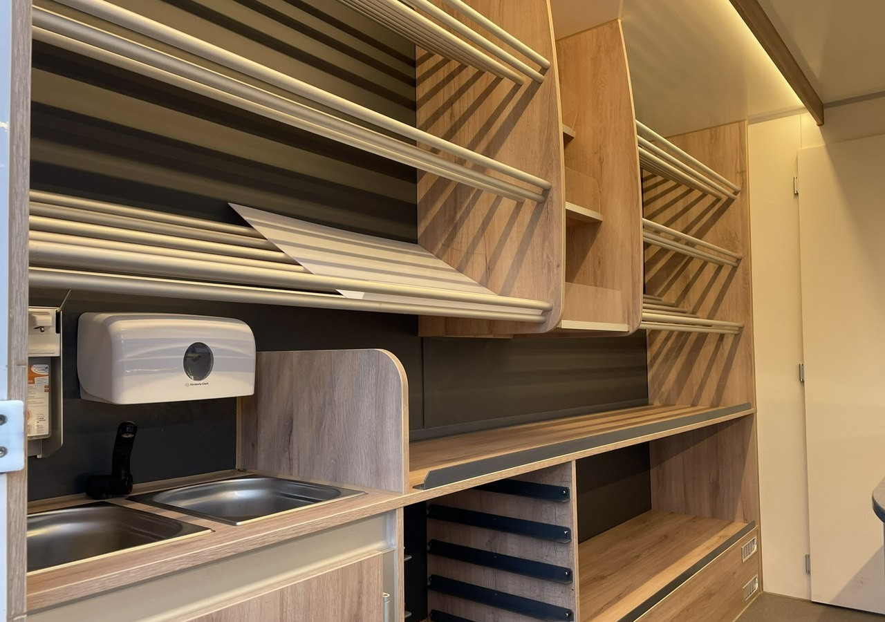 Renault Master Autosklep piec Sklep Gastronomiczny Food Truck Foodtruck bar Borco20 - Camión tienda: foto 4 Renault Master Autosklep piec Sklep Gastronomiczny Food Truck Foodtruck bar Borco20 - Camión tienda: foto 4