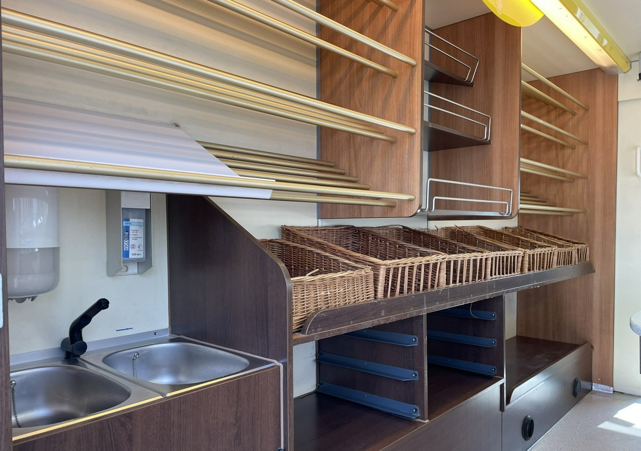 Renault Master Autosklep pieczywa Sklep Gastronomiczny Food Truck Foodtruck 2009 - Camión tienda: foto 4 Renault Master Autosklep pieczywa Sklep Gastronomiczny Food Truck Foodtruck 2009 - Camión tienda: foto 4