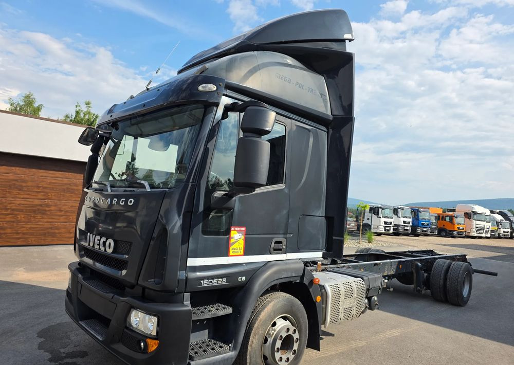 Iveco EUROCARGO 160E28 RAMA DO ZABUDOWY/ LAWETA / MANUAL / - Camión lona: foto 1 Iveco EUROCARGO 160E28 RAMA DO ZABUDOWY/ LAWETA / MANUAL / - Camión lona: foto 1