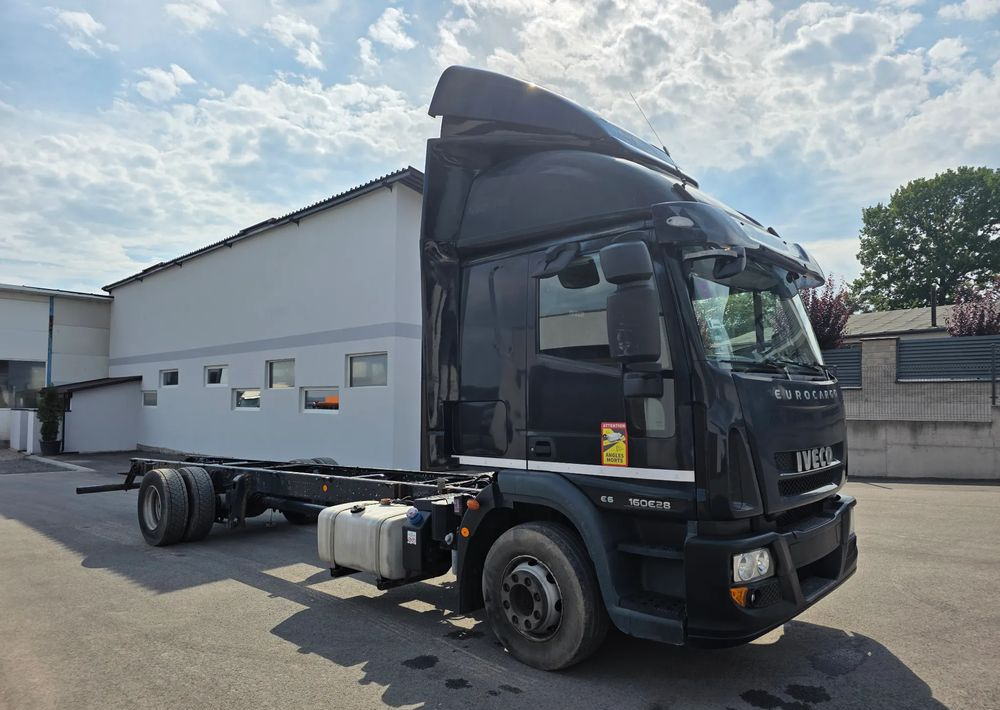 Iveco EUROCARGO 160E28 RAMA DO ZABUDOWY/ LAWETA / MANUAL / - Camión lona: foto 2 Iveco EUROCARGO 160E28 RAMA DO ZABUDOWY/ LAWETA / MANUAL / - Camión lona: foto 2