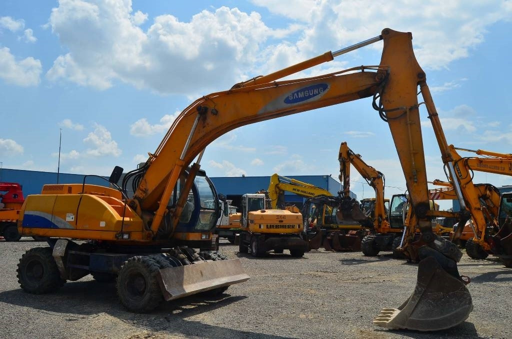 Samsung SE 210 W-2 - Excavadora de ruedas: foto 2 Samsung SE 210 W-2 - Excavadora de ruedas: foto 2