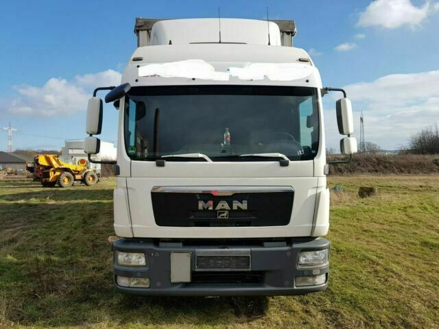 MAN TGL8.240 G.Haus/2xBett Klima AHK - Camión lona: foto 1 MAN TGL8.240 G.Haus/2xBett Klima AHK - Camión lona: foto 1