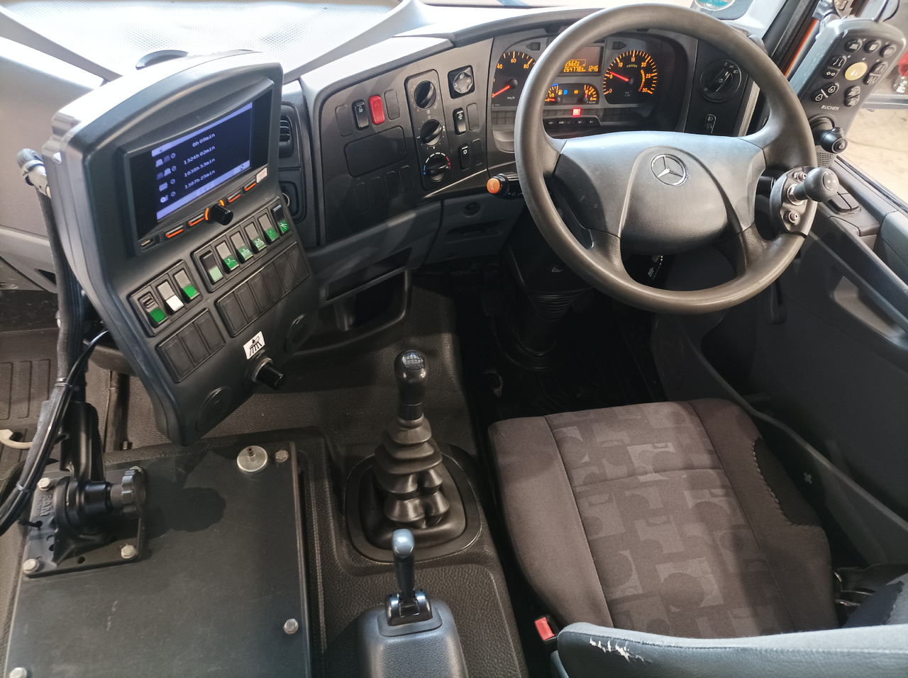 Barredora vial MERCEDES-BENZ Atego 1018 Zamiatarka Kehrmaschine BUCHER Szczotki L/R PM10 2 Silniki 2012r: foto 30
