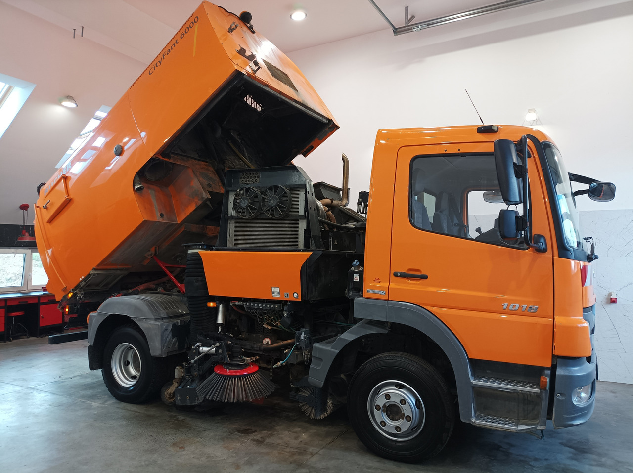 Barredora vial MERCEDES-BENZ Atego 1018 Zamiatarka Kehrmaschine BUCHER Szczotki L/R PM10 2 Silniki 2012r: foto 10