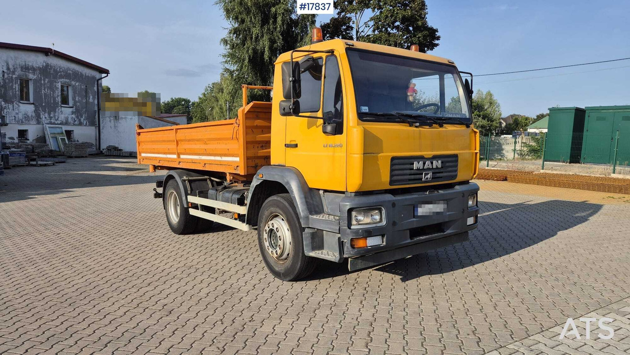 Tipper MAN 18.225 LC (2003) - Camión volquete: foto 1 Tipper MAN 18.225 LC (2003) - Camión volquete: foto 1
