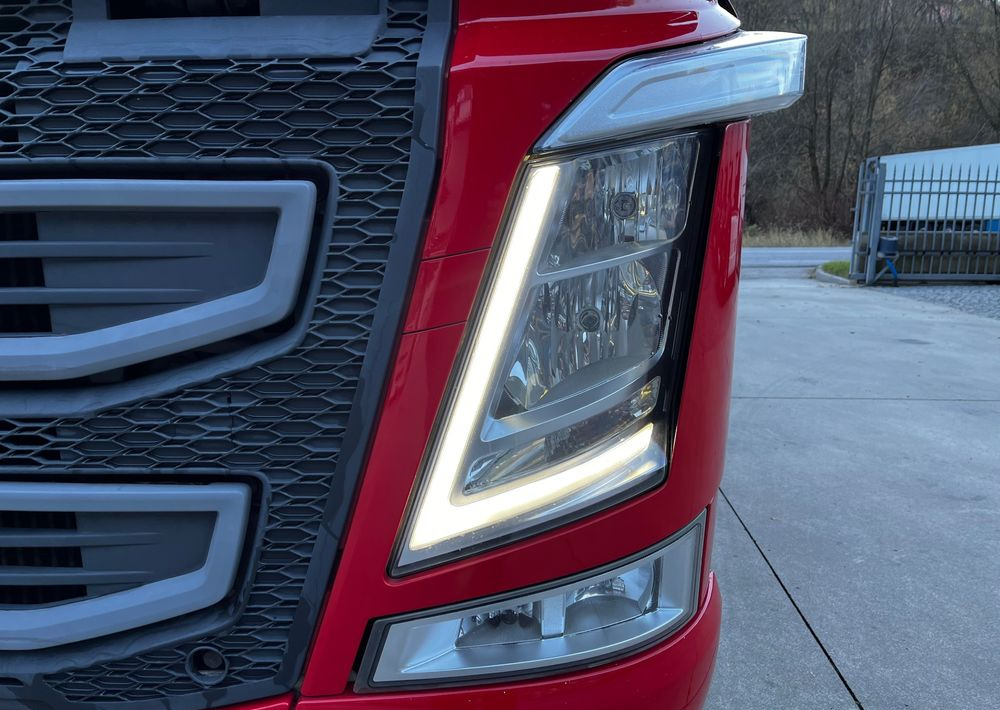 Cabeza tractora Volvo FH // Standard // 2018 // Duże zbiorniki // Klima postojowa // Radary // Idealny !: foto 10 Cabeza tractora Volvo FH // Standard // 2018 // Duże zbiorniki // Klima postojowa // Radary // Idealny !: foto 10