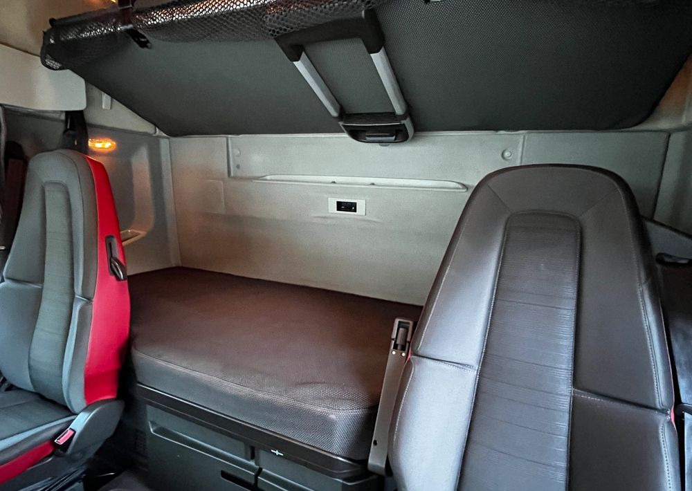 Cabeza tractora Volvo FH // Standard // 2018 // Duże zbiorniki // Klima postojowa // Radary // Idealny !: foto 23 Cabeza tractora Volvo FH // Standard // 2018 // Duże zbiorniki // Klima postojowa // Radary // Idealny !: foto 23