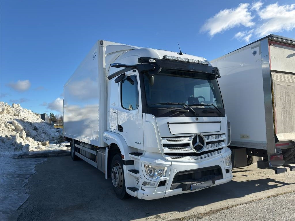 Mercedes-Benz Actros 1833 - Camión caja cerrada: foto 1 Mercedes-Benz Actros 1833 - Camión caja cerrada: foto 1