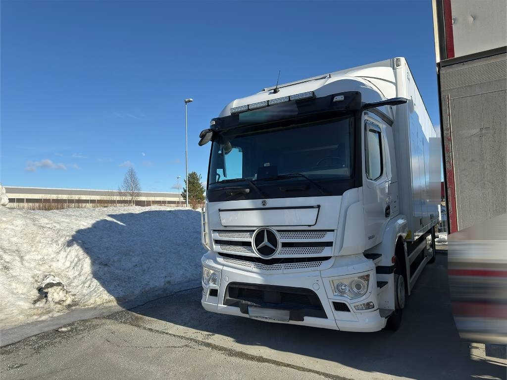 Mercedes-Benz Actros 1833 - Camión caja cerrada: foto 2 Mercedes-Benz Actros 1833 - Camión caja cerrada: foto 2