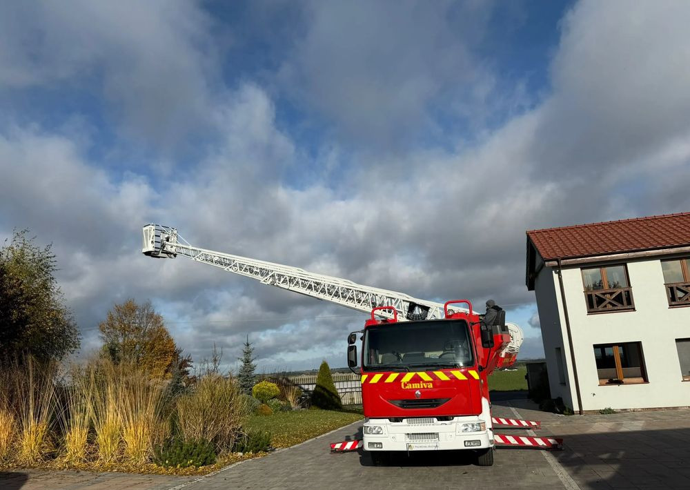 Renault Midlum 210 - Camión de bomberos: foto 1 Renault Midlum 210 - Camión de bomberos: foto 1