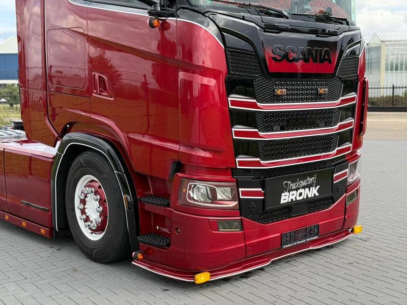 Scania S580 V8 NGS SHOWTRUCK, VOLLUCHT, RETARDER, LEER, GESTUURD. - Cabeza tractora: foto 2 Scania S580 V8 NGS SHOWTRUCK, VOLLUCHT, RETARDER, LEER, GESTUURD. - Cabeza tractora: foto 2