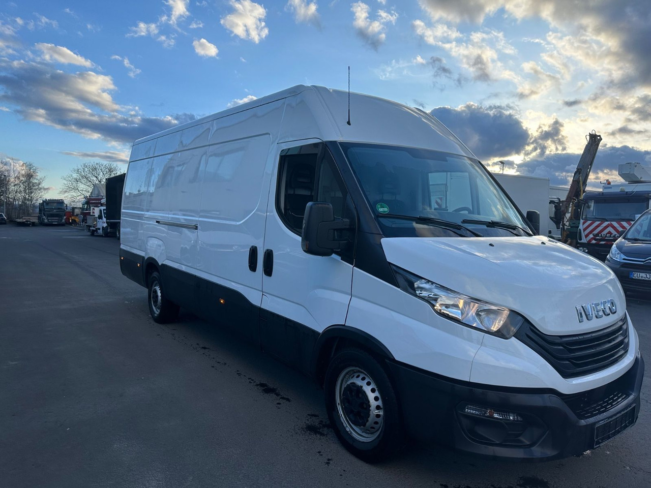 Iveco Daily 35 S14*Automatik*Heckkamera*top. Zustand!! Iveco Daily 35 S14*TOP*Automatik*Kamera* - Furgón: foto 2 Iveco Daily 35 S14*Automatik*Heckkamera*top. Zustand!! Iveco Daily 35 S14*TOP*Automatik*Kamera* - Furgón: foto 2