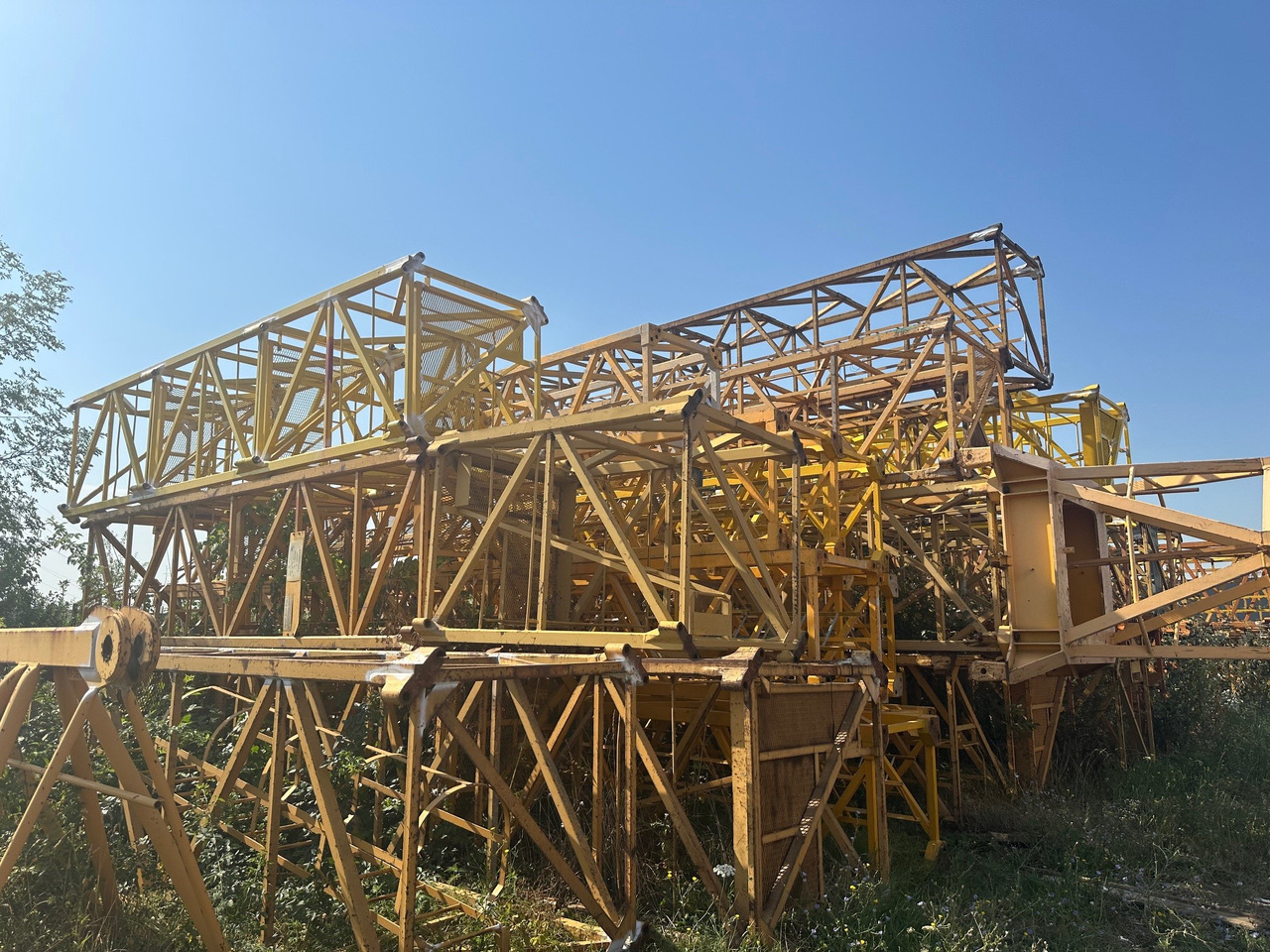 LIEBHERR 120 HC sections 1,8 m x 1,8 m & 256 HC 2,3 m x 2,3 m - Grúa torre: foto 1 LIEBHERR 120 HC sections 1,8 m x 1,8 m & 256 HC 2,3 m x 2,3 m - Grúa torre: foto 1