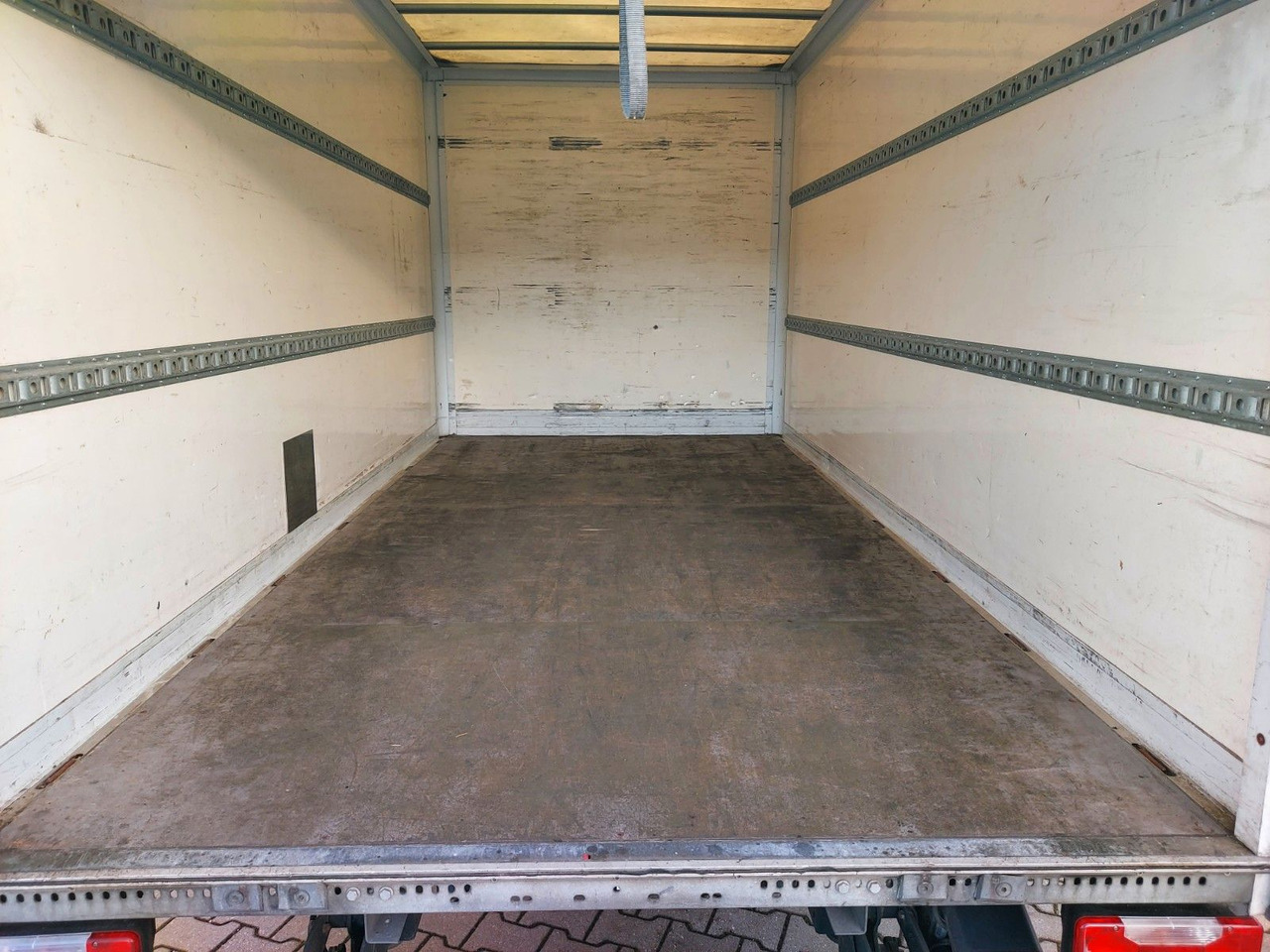 Iveco Daily 35s16 KOFFER LBW KLIMA - Furgoneta caja cerrada: foto 4 Iveco Daily 35s16 KOFFER LBW KLIMA - Furgoneta caja cerrada: foto 4