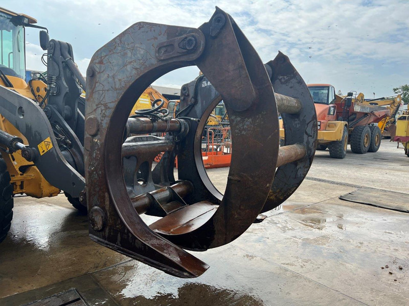 Volvo L90 - Pinza de manipulación: foto 2 Volvo L90 - Pinza de manipulación: foto 2