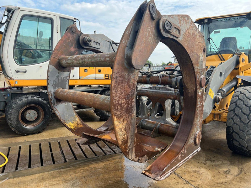 Volvo L90 - Pinza de manipulación: foto 3 Volvo L90 - Pinza de manipulación: foto 3