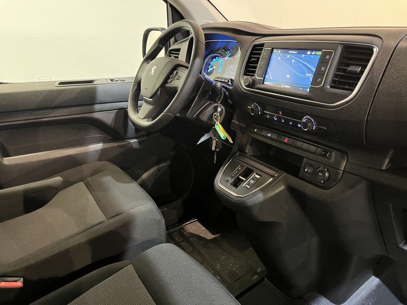 Peugeot e-Expert EV L2 75 kWh Servicebus / Inrichting / 100% Elektrisch / Airco / 220V. / Trekhaak / Camera / Cruise Control / Navigatie / CarPlay / 3-Zits 13.000 KM !! - Furgoneta pequeña, Furgoneta eléctrica: foto 3 Peugeot e-Expert EV L2 75 kWh Servicebus / Inrichting / 100% Elektrisch / Airco / 220V. / Trekhaak / Camera / Cruise Control / Navigatie / CarPlay / 3-Zits 13.000 KM !! - Furgoneta pequeña, Furgoneta eléctrica: foto 3