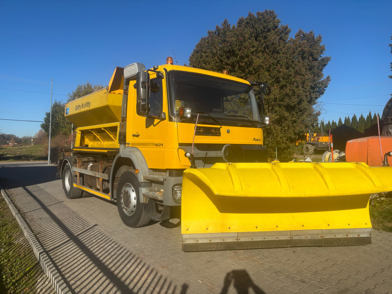 Mercedes AXOR 1824 4x2 Spreader/Gritter/Plough - Máquina quitanieve: foto 1 Mercedes AXOR 1824 4x2 Spreader/Gritter/Plough - Máquina quitanieve: foto 1