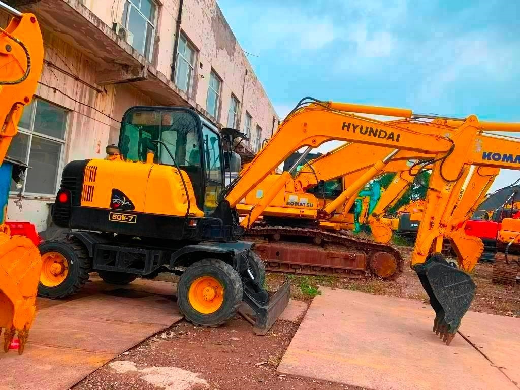Hyundai Robex 60 W-7 - Excavadora de ruedas: foto 1 Hyundai Robex 60 W-7 - Excavadora de ruedas: foto 1