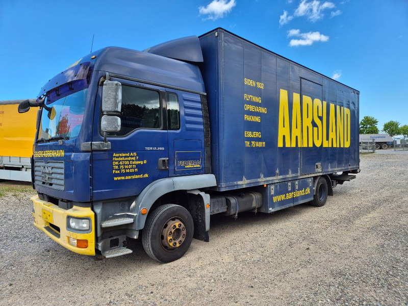 MAN TGM 12.280 // Lift // Sideopening - Camión caja cerrada: foto 1 MAN TGM 12.280 // Lift // Sideopening - Camión caja cerrada: foto 1