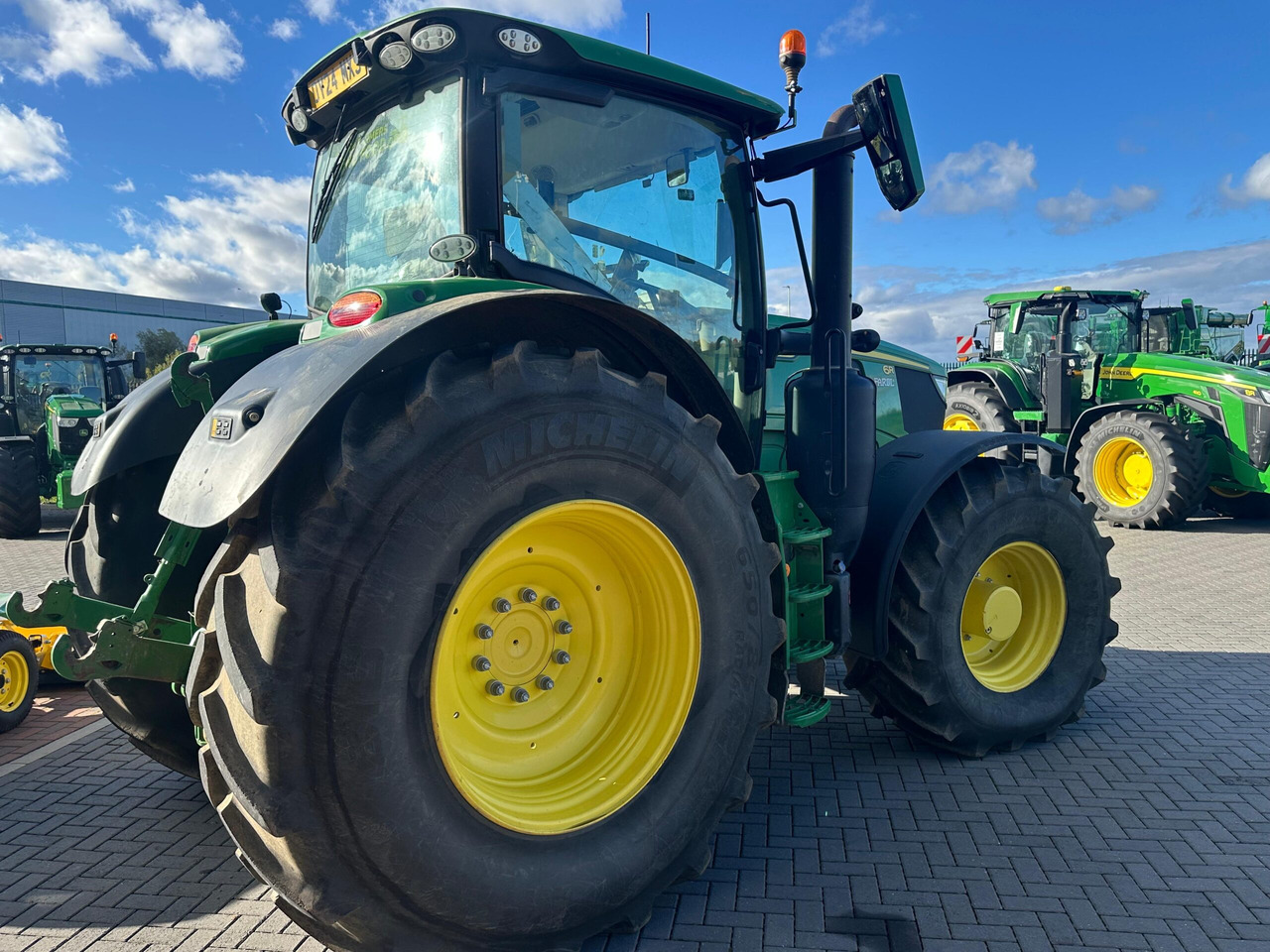 John Deere 6R 215 - Tractor: foto 4 John Deere 6R 215 - Tractor: foto 4