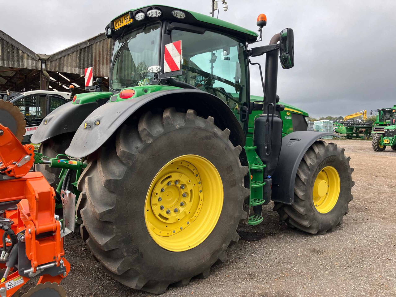 John Deere 6R 215 - Tractor: foto 2 John Deere 6R 215 - Tractor: foto 2