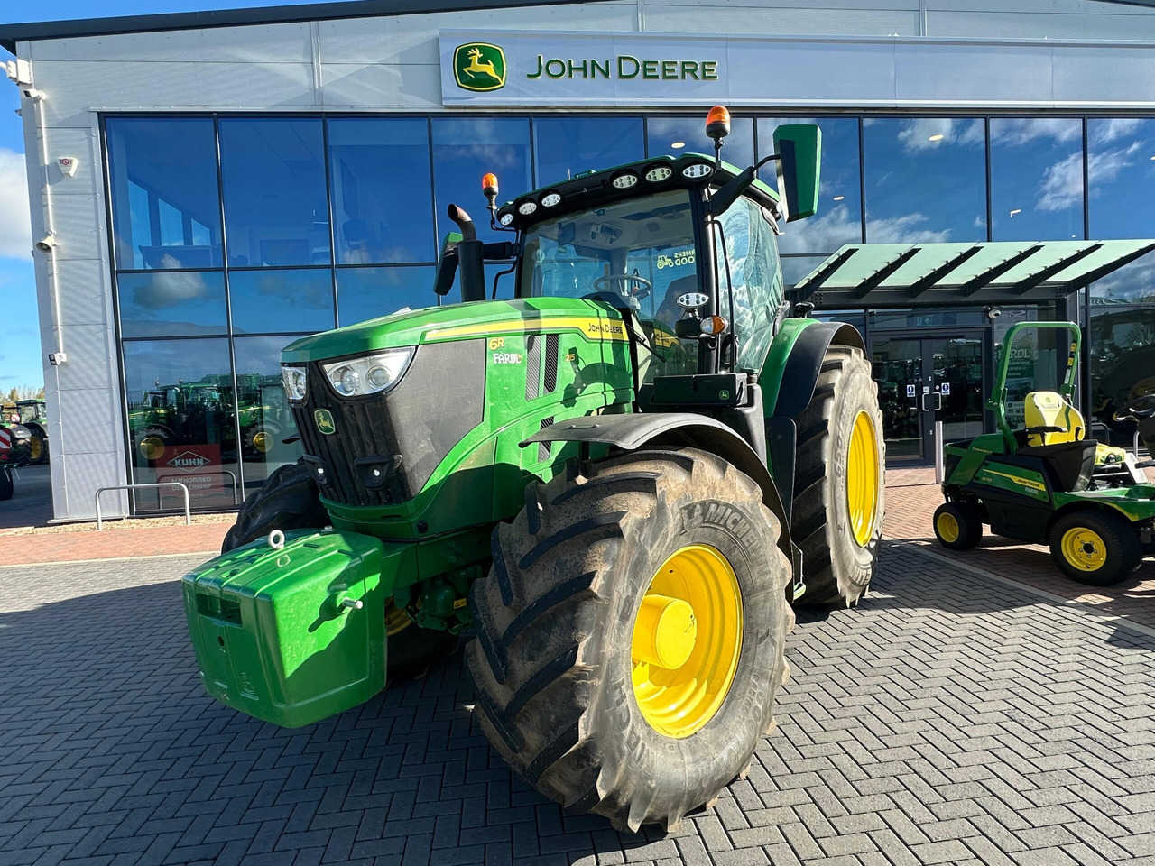 John Deere 6R 215 - Tractor: foto 1 John Deere 6R 215 - Tractor: foto 1