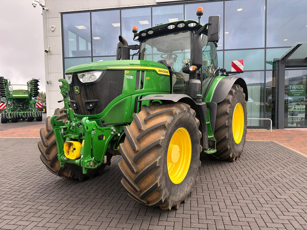 John Deere 6R 250 - Tractor: foto 1 John Deere 6R 250 - Tractor: foto 1