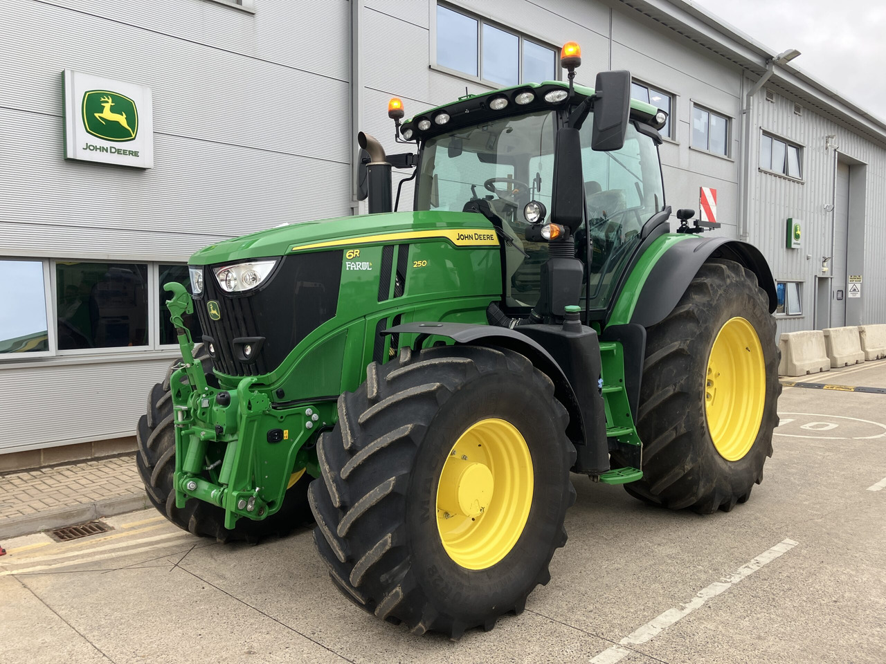 John Deere 6R 250 - Tractor: foto 1 John Deere 6R 250 - Tractor: foto 1