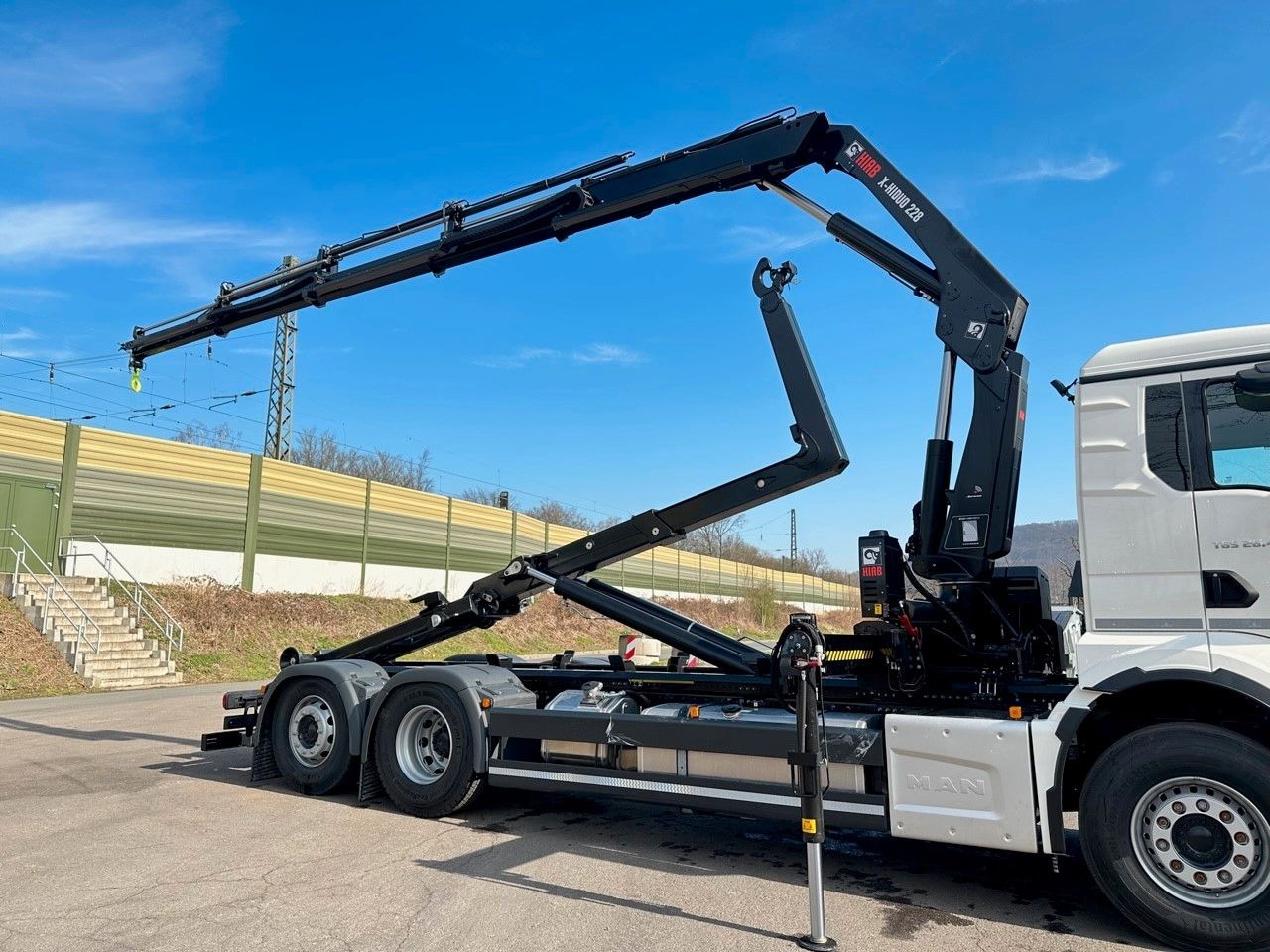 MAN TGS 26.470 6x2 Abrollkipper + Kran Hiab 228-4 - Camión multibasculante, Camión grúa: foto 2 MAN TGS 26.470 6x2 Abrollkipper + Kran Hiab 228-4 - Camión multibasculante, Camión grúa: foto 2