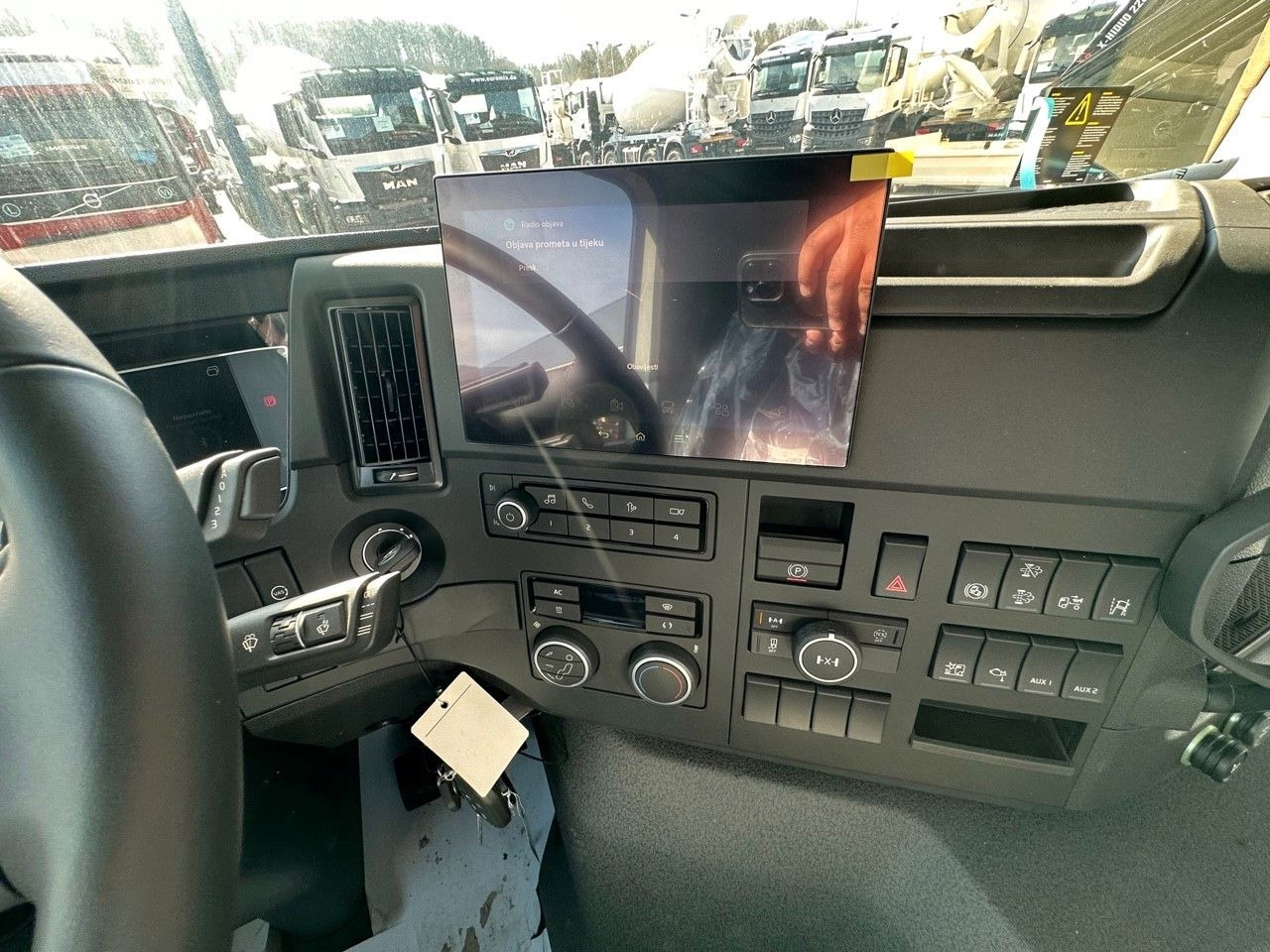 Camión multibasculante, Camión grúa Volvo FMX 500 8x4 Abrollkipper + Kran Hiab 228-6: foto 28
