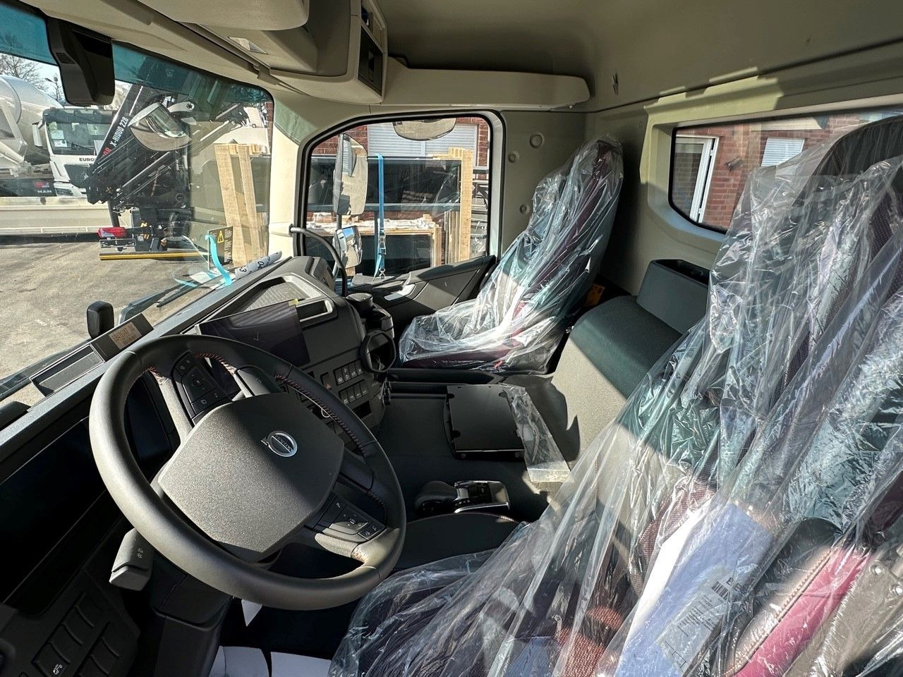 Camión multibasculante, Camión grúa Volvo FMX 500 8x4 Abrollkipper + Kran Hiab 228-6: foto 25
