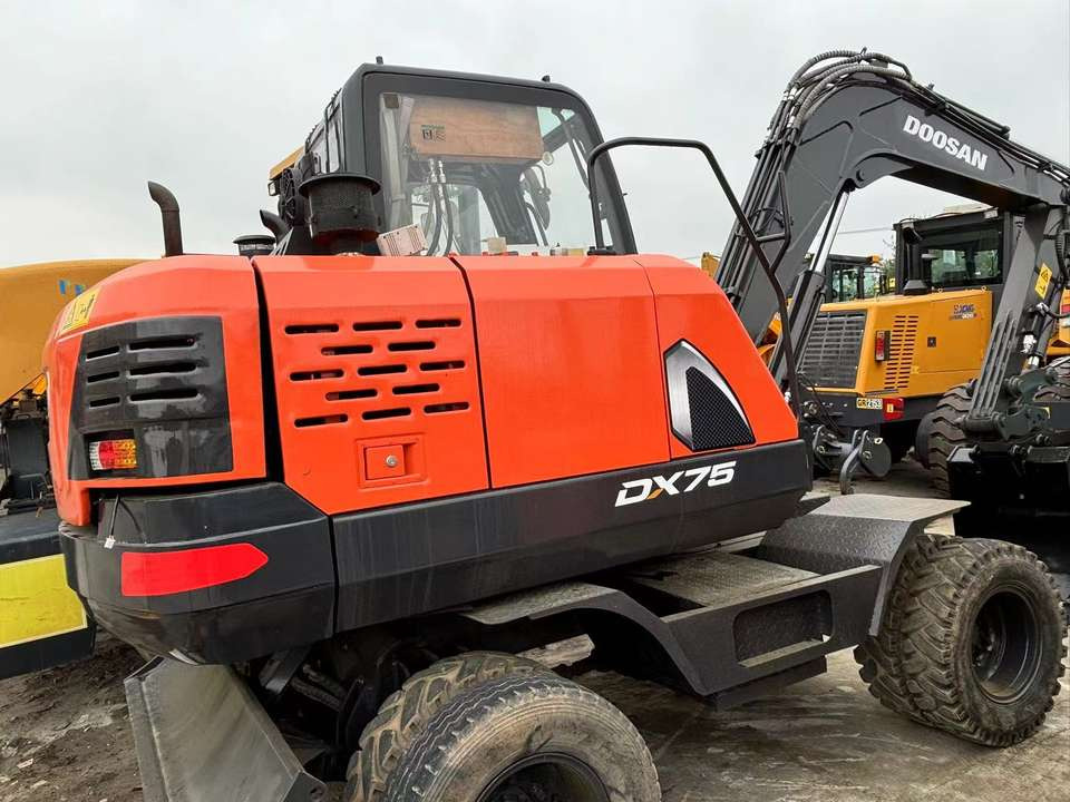 Hot Sale Used Doosan Dx75 Small 7.5t Wheel Excavator South Korea DX75 Mini Excavator for Sale Good Condition - Excavadora de ruedas: foto 3 Hot Sale Used Doosan Dx75 Small 7.5t Wheel Excavator South Korea DX75 Mini Excavator for Sale Good Condition - Excavadora de ruedas: foto 3