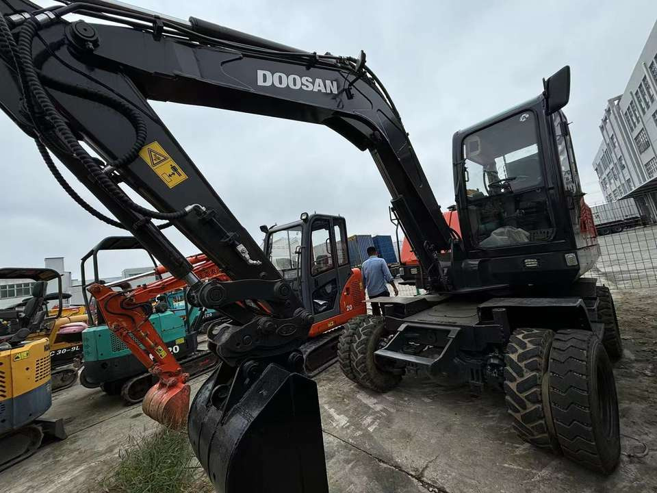 Hot Sale Used Doosan Dx75 Small 7.5t Wheel Excavator South Korea DX75 Mini Excavator for Sale Good Condition - Excavadora de ruedas: foto 2 Hot Sale Used Doosan Dx75 Small 7.5t Wheel Excavator South Korea DX75 Mini Excavator for Sale Good Condition - Excavadora de ruedas: foto 2