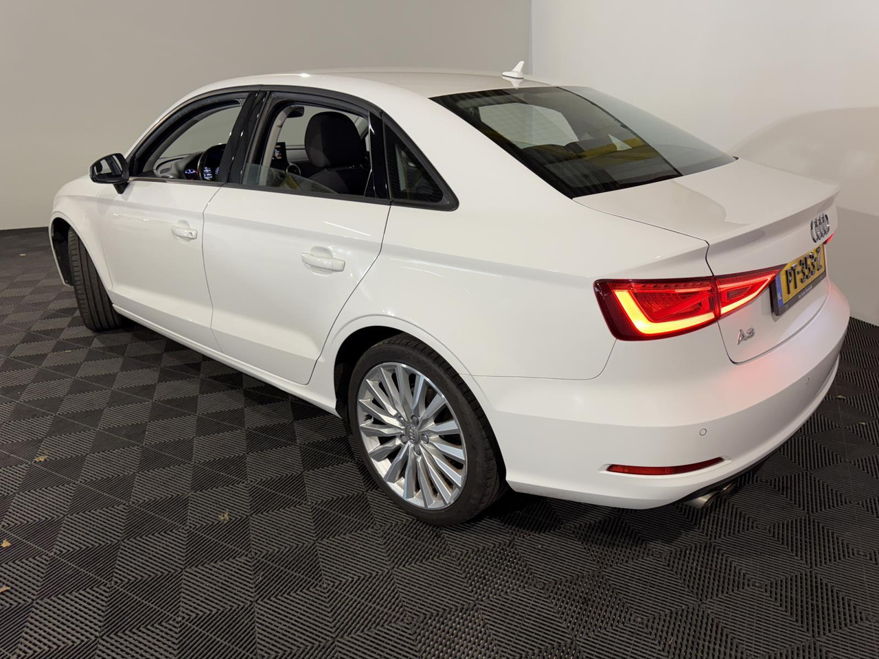 Audi | A3 Limousine | 1.4 TFSI Attraction Pro Line Plus Automaat | 2016 | 256.538 km | PT353Z | Geen oordeel - Berlina: foto 4 Audi | A3 Limousine | 1.4 TFSI Attraction Pro Line Plus Automaat | 2016 | 256.538 km | PT353Z | Geen oordeel - Berlina: foto 4