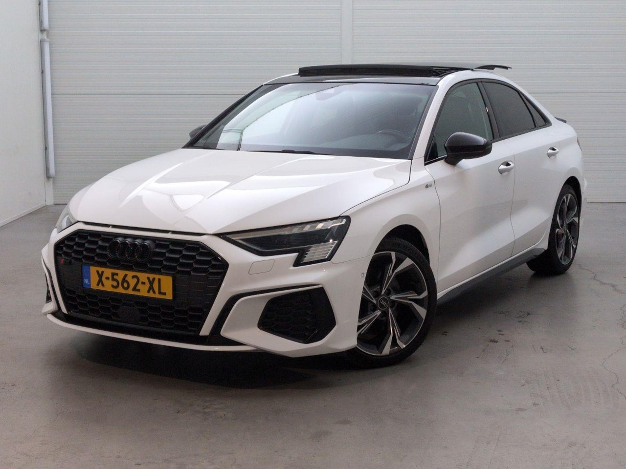 Audi A3 Limousine 35 TFSI edition one | 2022 | 54.418 km | Automaat | X562XL | NAP: Geen oordeel - Berlina: foto 1 Audi A3 Limousine 35 TFSI edition one | 2022 | 54.418 km | Automaat | X562XL | NAP: Geen oordeel - Berlina: foto 1