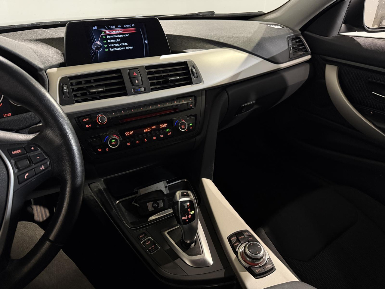 BMW | 4-serie Coupé | 420i Executive Automaat | 2015 | 213.401 km | 2ZGG53 | Logisch - Coche: foto 4 BMW | 4-serie Coupé | 420i Executive Automaat | 2015 | 213.401 km | 2ZGG53 | Logisch - Coche: foto 4