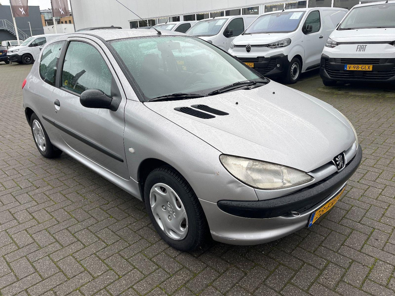 Peugeot 206 1.1 XR | 2000 | 69.922 km | 28FRBN | NAP: Logisch - Hatchback: foto 2 Peugeot 206 1.1 XR | 2000 | 69.922 km | 28FRBN | NAP: Logisch - Hatchback: foto 2