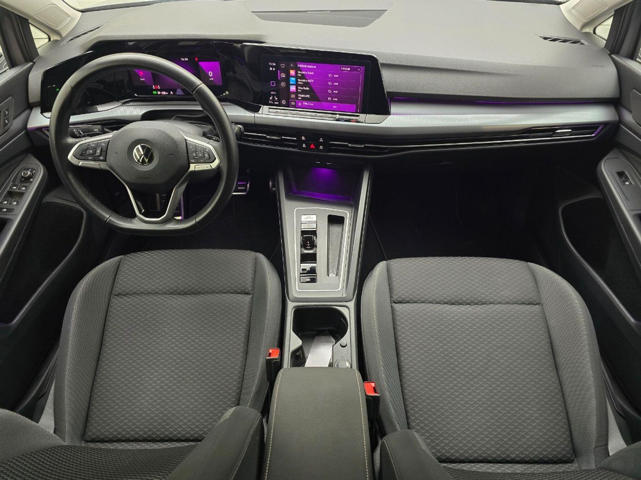 Volkswagen Golf 1.5 eTSI R - Line Business+ | 2022 | 46.250 km | Automaat | R620XD | NAP: Geen oordeel - Hatchback: foto 5 Volkswagen Golf 1.5 eTSI R - Line Business+ | 2022 | 46.250 km | Automaat | R620XD | NAP: Geen oordeel - Hatchback: foto 5