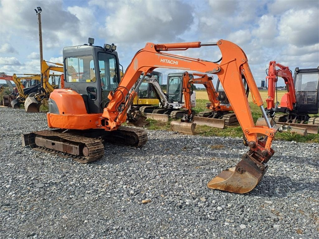 Hitachi EX50U kallistuvalla s40 liittimellä.  - Miniexcavadora: foto 4 Hitachi EX50U kallistuvalla s40 liittimellä.  - Miniexcavadora: foto 4